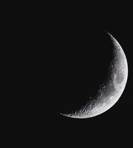 About how many days does it take for the moon to pass through all phases?