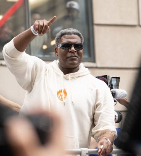 In the 1992-93 NBA season, Larry Johnson suited up for this team?